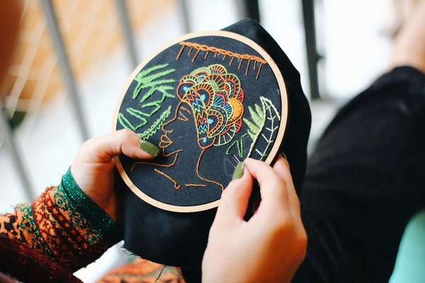 Quels ateliers de broderie sont adaptés pour les seniors cherchant à développer des compétences en couture ?
